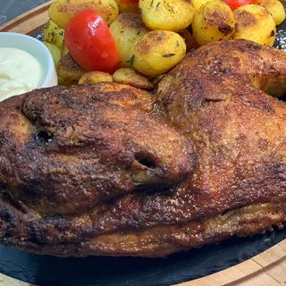 Pui copt ”Urban” cu cartofi aromatizați și sos aioli