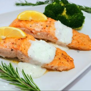 Filet de somon cu broccoli și sos olandez