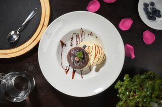 Lava cake cu înghețată de vanilie 