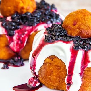 Papanași cu smântână și dulceață de afine