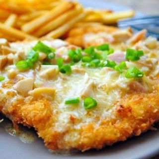 Snitel de curcan cu cartofi steakhouse si sos cheddar