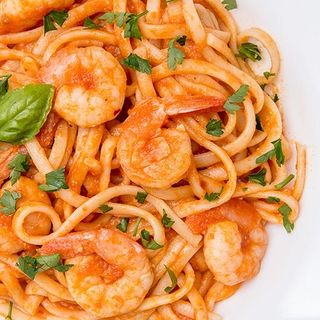 Penne cu creveți și somon fumme