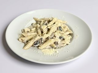 Penne cu piept de pui și sos de ciuperci