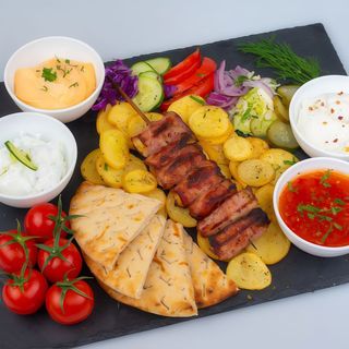 Souvlaki Pui cu Bacon la Farfurie