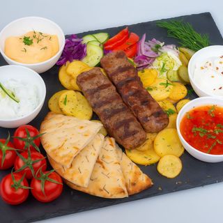 Bifteki cu Cascaval la Farfurie