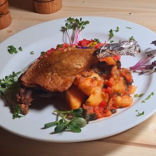 Pulpă de rață confiată cu varză călită și cartofi zdrobiți