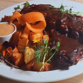 Costiţe la cuptor cu cartofi aurii copţi şi sos rosa