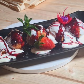 Papanași cu gem de afine și smântână