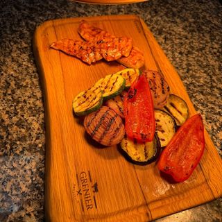 Piept de pui la gratar cu legume