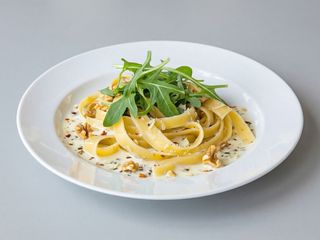 TAGLIATELE CU SOS DE BARNZETURI,NUCA SI RUCOLA