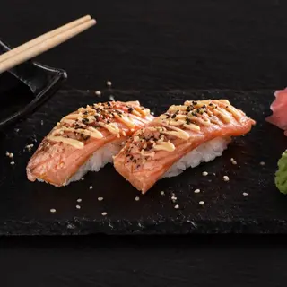 Salmon tataki nigiri