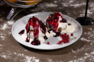 Papanasi cu smantana si dulceata