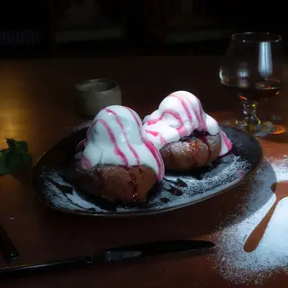 Papanasi cu smantana si dulceata de visine