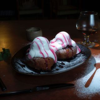 Papanasi cu smantana si dulceata de visine