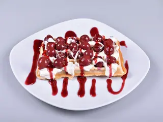 Waffles Cu Ciocolată Albă Și Vișine
