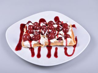 Waffles Cu Ciocolată Albă Și Vișine 