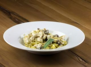 Tagliatelle cu piept de pui, ciuperci, sos de gorgonzolla si nuci