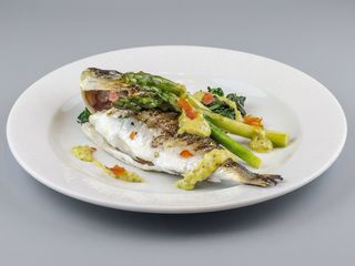 Păstrăv prăjit cu mămăliguță și mujdei de usturoi