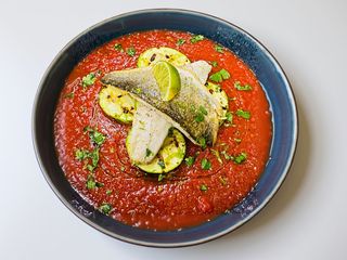 File de biban de mare cu dovlecei la gratar si sos de rosii