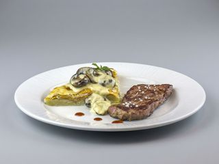 File de pui la gratar cu sos de branza burduf si cartofi cuburi prajiti