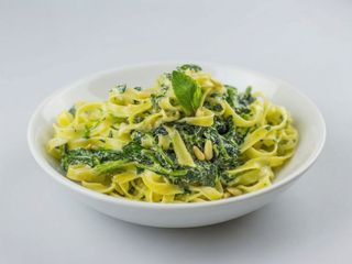 Penne integrale cu spanac, ciuperci si sos alb (post)