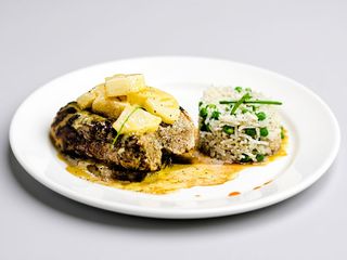 Pulpa de pui la gratar cu pesto de rucolla si cartofi cu sos de branzeturi