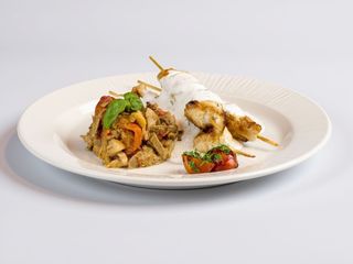 Tepuse cu mititei romanesti, cartofi prajiti si mustar dulce