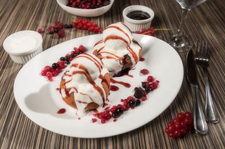 Papanaşi cu gem de fructe de pădure