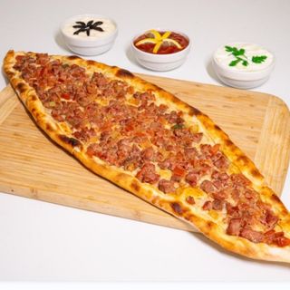 Pide cu carne de vita si legume