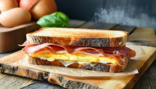 Sandwhich cu omleta, prosciuto cotto si cedar