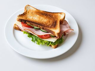 Toast cu sunca, cascaval, rosii si salata verde