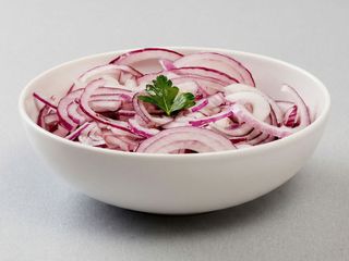 Salata de ceapa rosie