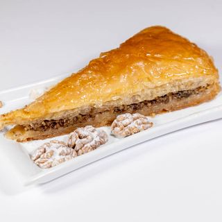 BAKLAVA TRIUNGHI CU NUCA