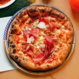 Pizza con prosciutto e formaggio