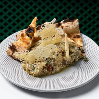 Insalata di melanzane con parmiggiano e pomodori secchi