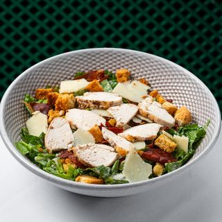 Insalata Caesar cu piept de pui