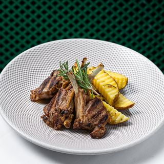 Costolette di agnelo alla griglia con patate al forno