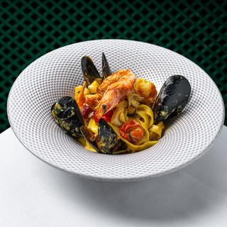 Tagliatelle con frutti di mare e salsa di aragosta