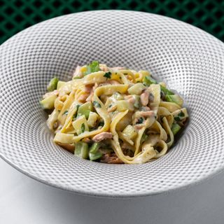 Tagliatelle con salmone e zucchini 