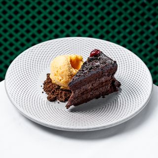 Torta al cioccolato e ciliegie