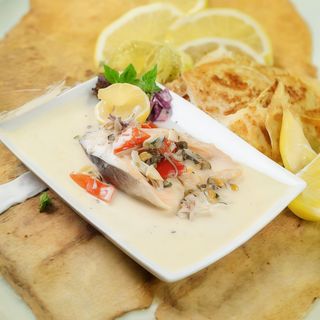 Cotlet de somon cu sos de ciuperci si legume