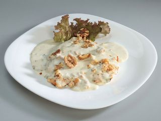 Pui cu sos gorgonzola si nuci 