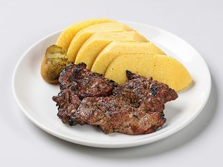 Pastrama de oaie la gratar cu mamaliga