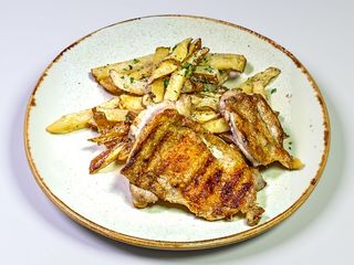 Pulpe de pui dezosate la gratar cu garnitura