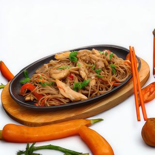 Noodles Yaki Soba cu carne de pui