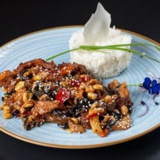 Porc cu alune si orez