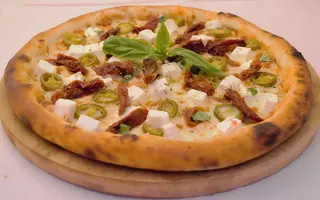 Pizza cu jalapeno si branza de capra