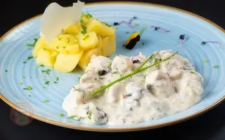 Piept de pui cu sos alb si cartofi natur