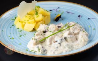 Piept de pui cu sos alb si cartofi natur 