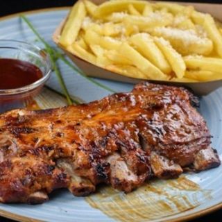 Coaste de porc la gratar cu cartofi prajiti